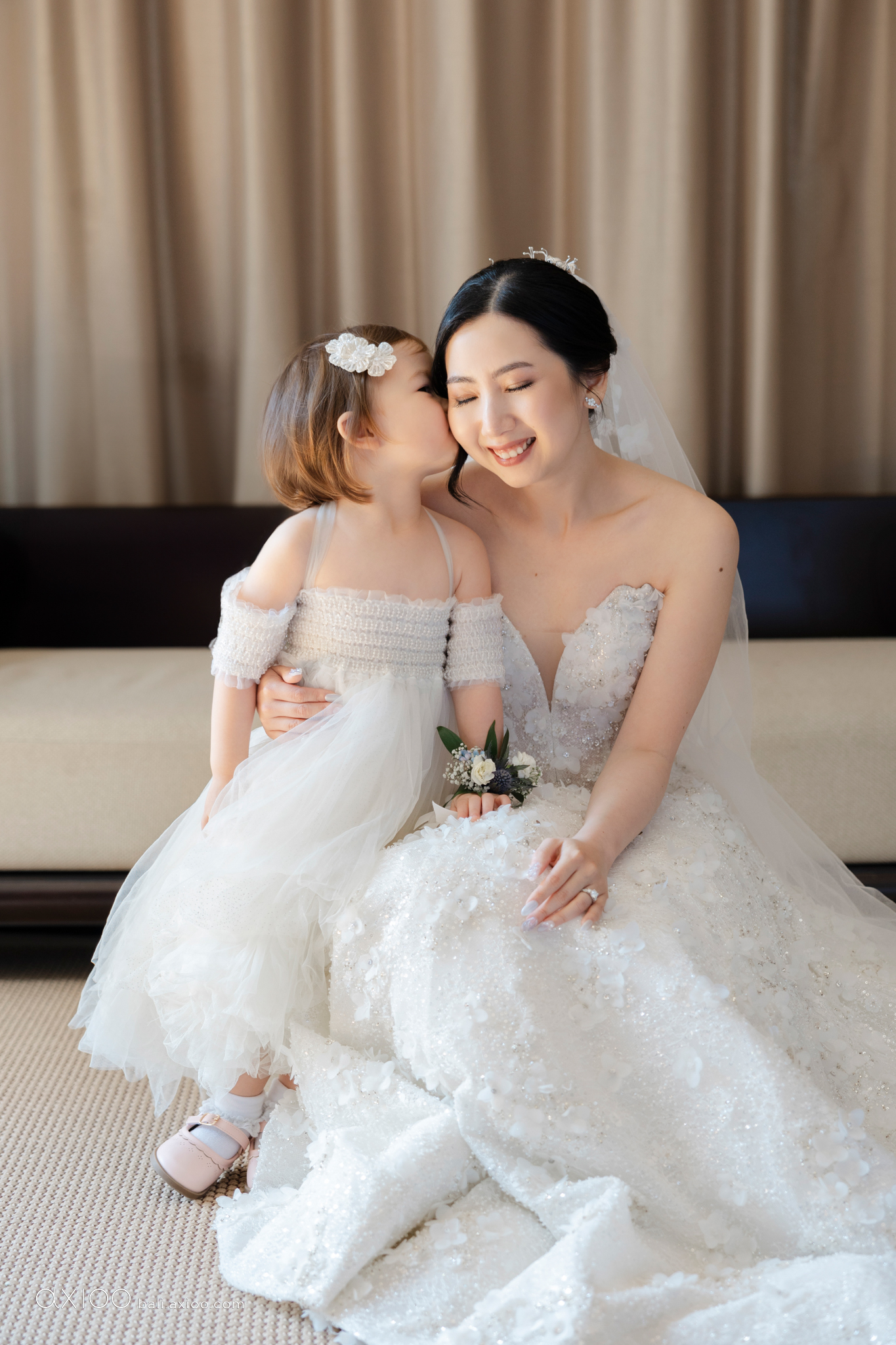 Axioo: Little Scene Stealers